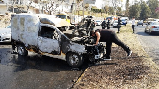 Video: se incendió un utilitario en Avenida Rafael Nuñez
