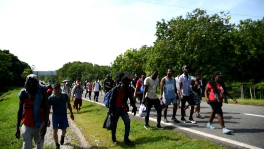 Una caravana de migrantes avanza por México hacia EE. UU.