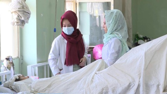 Las mujeres vuelven al trabajo con temor en Afganistán