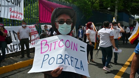 Masiva protesta de salvadoreños contra el bitcoin