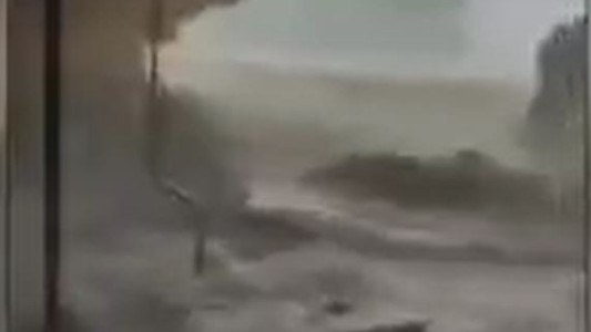 "¡Socorro, socorro!": los gritos de pánico en el momento en que el agua tira un muro