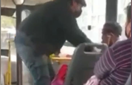 Subió al colectivo sin barbijo y el chofer lo sacó a los golpes