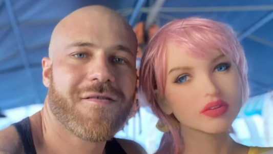 El fisicoculturista que se casó con una muñeca inflable, ahora dice que se "enamoró" de un cenicero