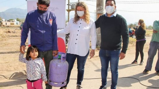 Cerca de las PASO, el gobierno de La Rioja regala garrafas