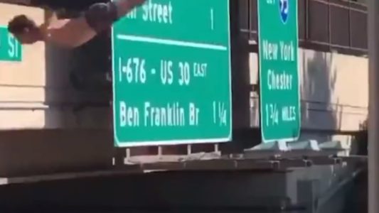 Huracán Ida: un hombre realizó un salto de espalda desde un puente en una carretera inundada