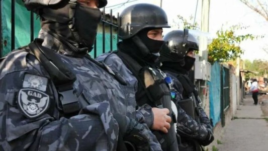 Dos delincuentes asaltaron a un automovilista y uno de ellos se quitó la vida de un tiro al verse rodeado por la policía en José León Suárez