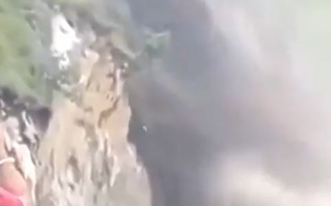 Escapan de ser atrapados por un desprendimiento de tierra en un camino