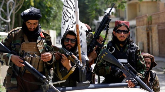 Acusaron a los talibanes de ejecutar a una ex policía afgana embarazada de 8 meses