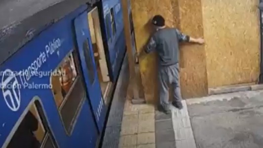 Robar cualquier cosa: quiso llevarse un panel de obra de la estación de tren