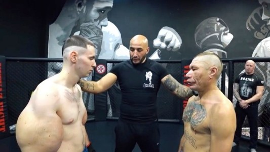 Video: el momento en que le explotan los brazos al "popeye ruso" durante una pelea de MMA