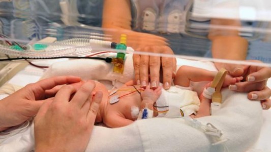 Por "error" humano, al nacer la entregaron a otra familia: se enteraron años después en un conflicto judicial por su manutención