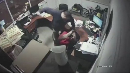 El momento en que un hombre golpea a su expareja y queda grabado