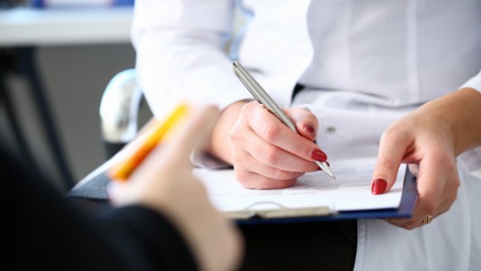 Detienen a falsa médica colombiana que usurpaba una identidad para ejercer en una clínica de Pilar