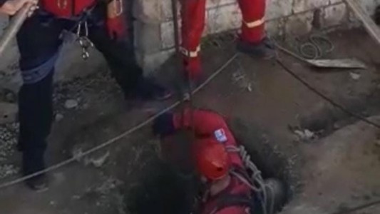 Video: Así rescataron a un hombre de 70 años que cayó a un pozo negro