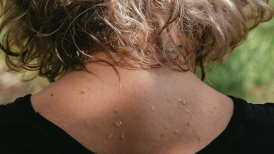 Investigadores hallan covid-19 en transpiración humana y avanzan en nuevo método de detección