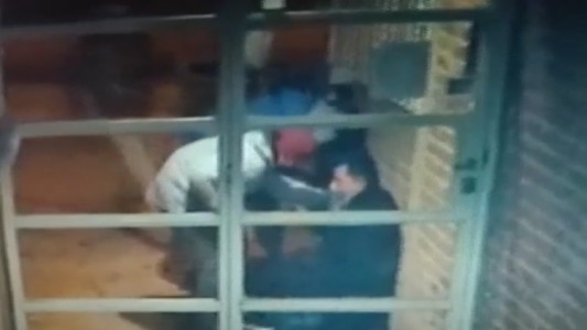 Lo asaltaron en banda, lo golpearon, no se resistió pero igual lo balearon