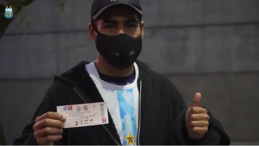 La alegría del público al regresar a la cancha para ver el triunfo de la Selección