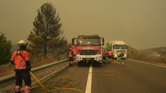 Un bombero muerto y cientos de evacuados por incendio en sur de España