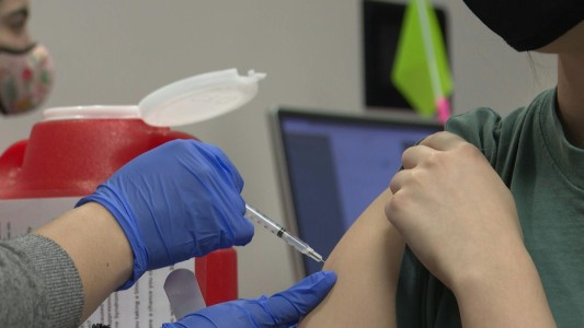 Los Ángeles impone vacunación anticovid obligatoria a mayores de 12 años