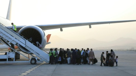 Un centenar de personas evacuadas de Kabul en el primer vuelo tras retirada de EEUU
