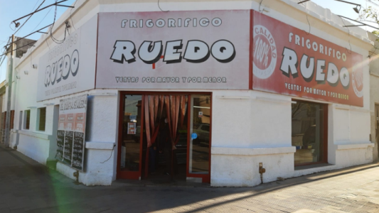 Roban carnicería y apuntan a la cabeza de una niña de 4 años