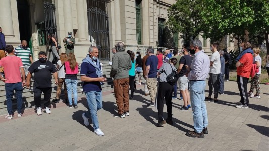 FOTOS Y VIDEOS: demoras y largas colas para votar en algunas escuelas cordobesas