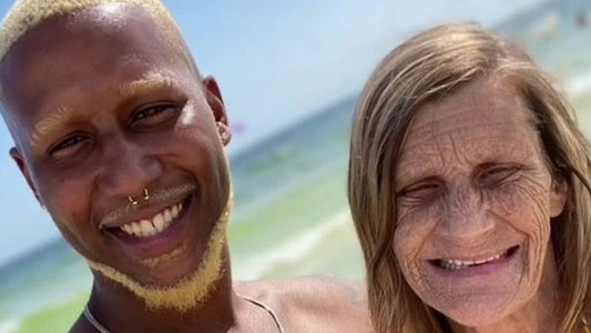 Él tiene 24 años, ella 61, son pareja y abrieron una cuenta en OnlyFans