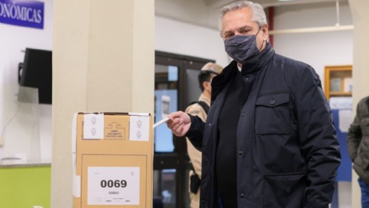 Investigarán por qué las urnas en las que votaron Alberto Fernández y Mauricio Macri tenían la faja rota