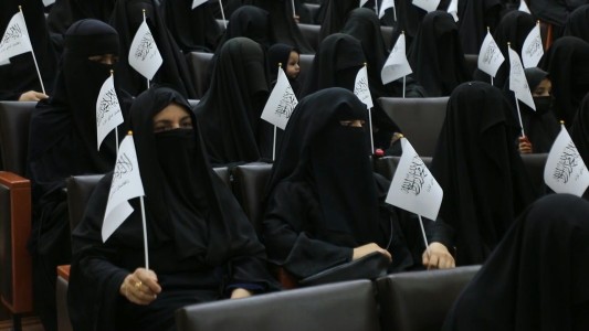 Los talibanes permitirán que las mujeres estudien pero separadas de hombres