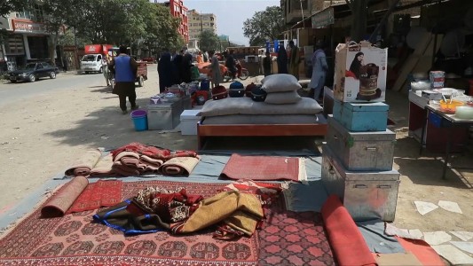 Los mercados de Kabul se llenan de enseres de afganos desesperados por huir