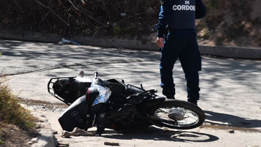 Atacaron a una casa bajo custodia por tiroteos anteriores y el policía los baleó: dos heridos