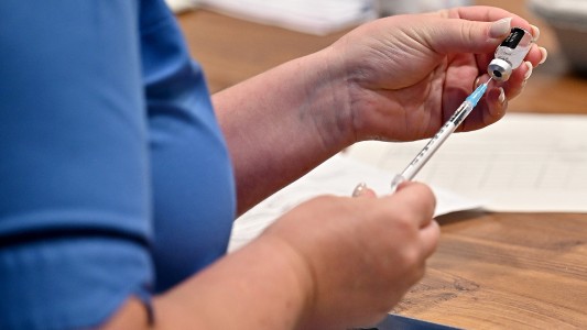 Reino Unido administrará una tercera dosis de la vacuna contra el coronavirus a mayores de 50 años y personal sanitario