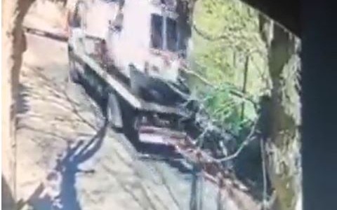 Conductor de una grúa calcula mal y causa un accidente