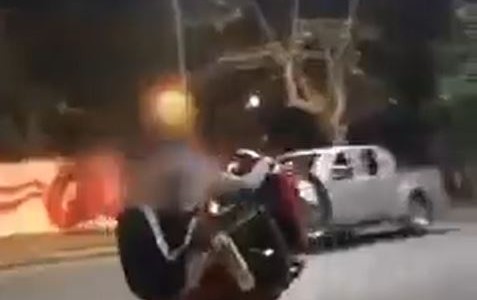 Iban sin caso, hacían piruetas en una moto y terminaron mal