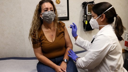 Estados Unidos exigirá a todos los solicitantes de residencia permanente estar vacunados contra el coronavirus