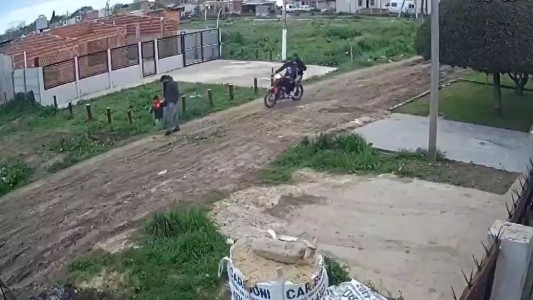 Violento ataque de motochorros a un hombre delante de su hijo pequeño