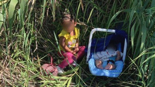 Encontraron a una nena de dos años junto a su hermanito de meses en la frontera con Estados Unidos