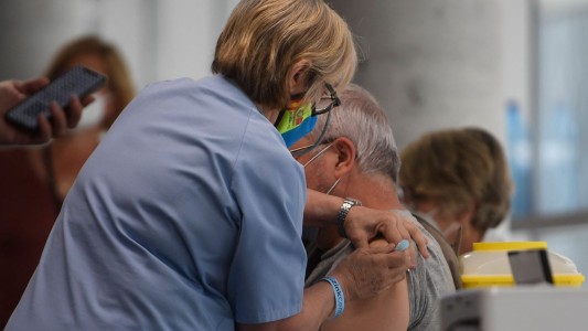 España aplicará una tercera dosis de la vacuna contra el coronavirus a adultos mayores y pacientes de riesgo