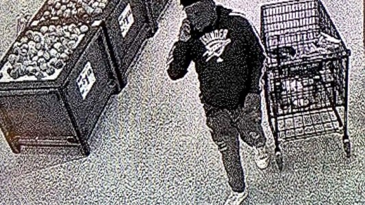 Un hombre defeco en la heladera de un supermercado: clienta lo descubrió de la peor manera