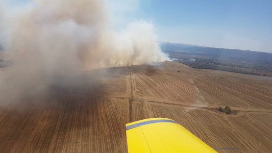 Bomberos voluntarios trabajan para contener un incendio en San Ignacio
