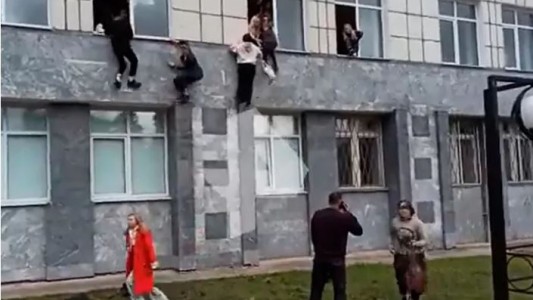 Tiroteo en la universidad: los alumnos se tiran por las ventanas para huir