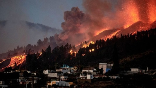 Miles de evacuados por erupción del volcán Cumbre Vieja en archipiélago español de Canarias