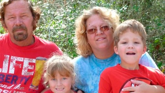 Adolescente asesinó a sus padres, a su hermana y a sus dos perros y publicó las fotos en redes sociales