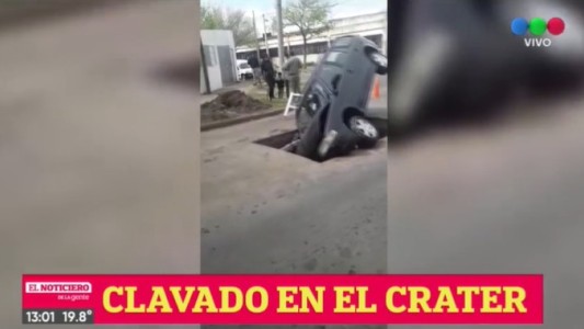 Se lo tragó la tierra: un auto quedó clavado en un cráter