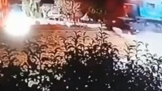 Un tren chocó a un auto y lo arrastró por 50 metros en Salta