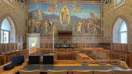 Italia: arrestaron a un párroco acusado de usar dinero de la Iglesia para orgías y drogas