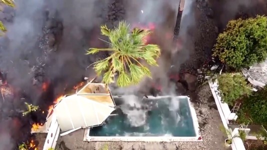 Video: el momento en que la lava destroza una mansión con pileta en Islas Canarias
