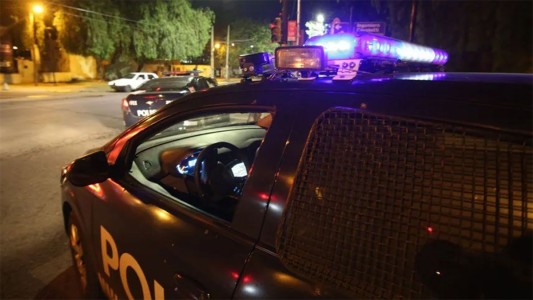 Tenía una restricción, quiso entrar a la casa de su ex y murió en un tiroteo con un policía