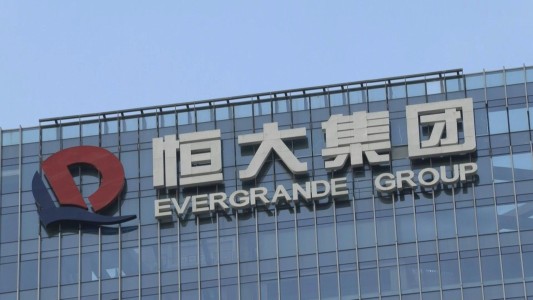 Gigante chino Evergrande anuncia acuerdo con un acreedor para evitar la quiebra