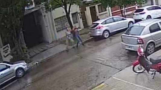 Así fue atacada una mujer a patadas por un médico en plena calle